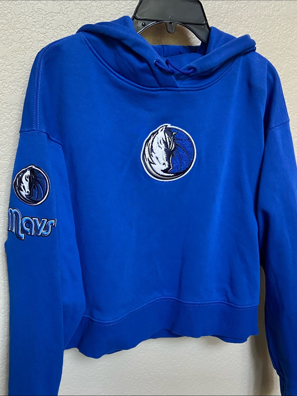Blue Mavericks Logo Hoodie - Women’s Pullover Sweatshirt, cropped fit, size L